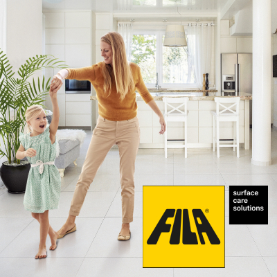 Logo FILA et mise en situation d'une mère et sa fille riant un sol propre